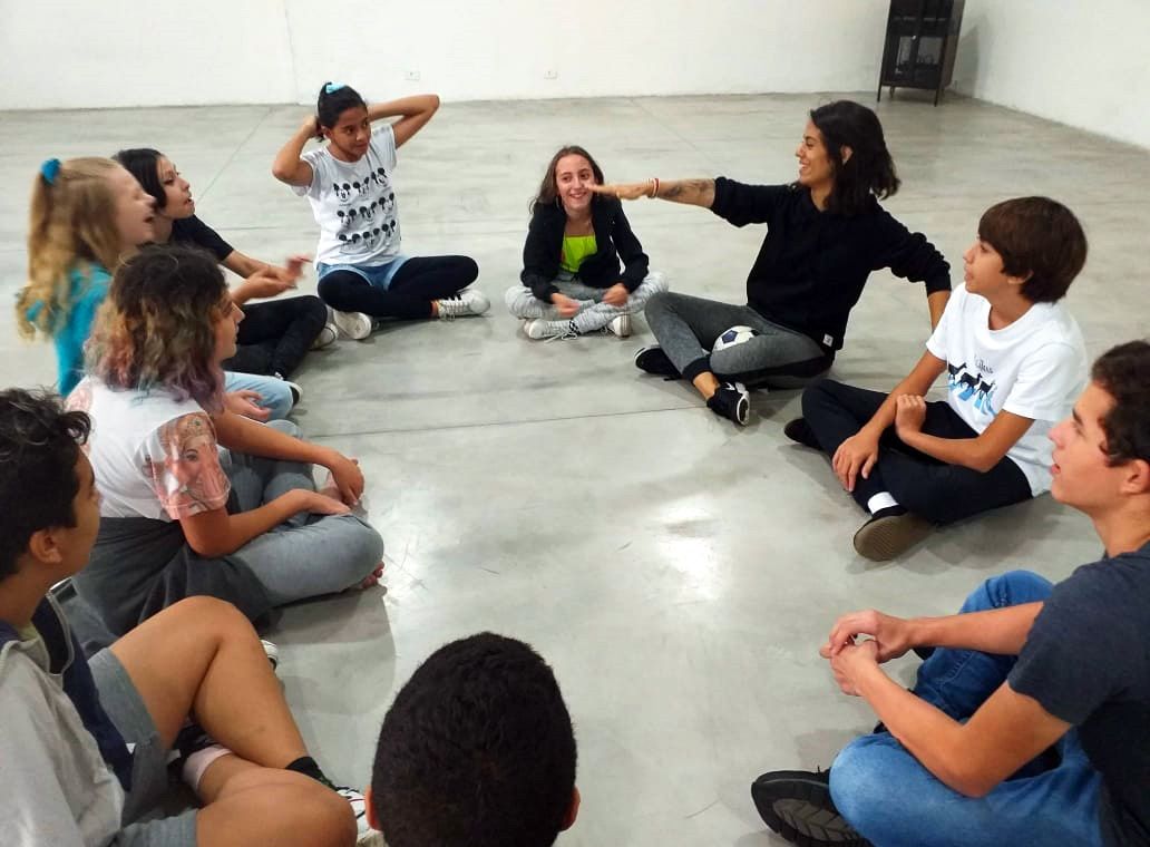 Jovens conversando