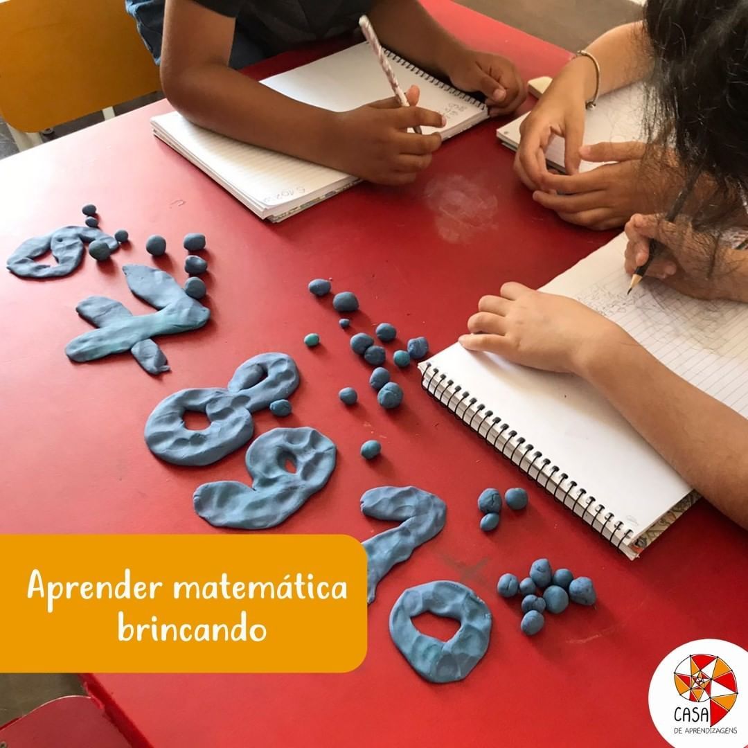 Crianças aprendendo matemática