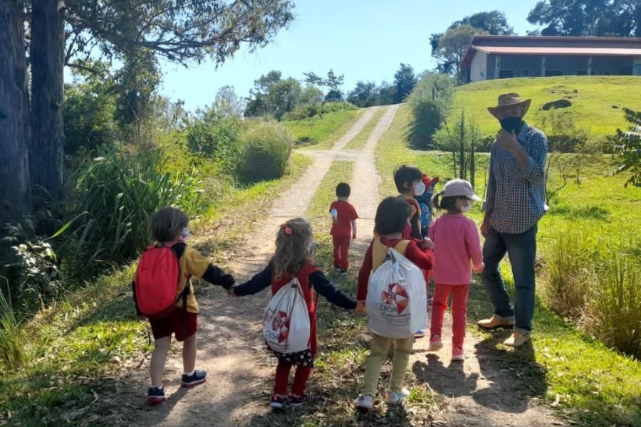 Grupo reunido no campo