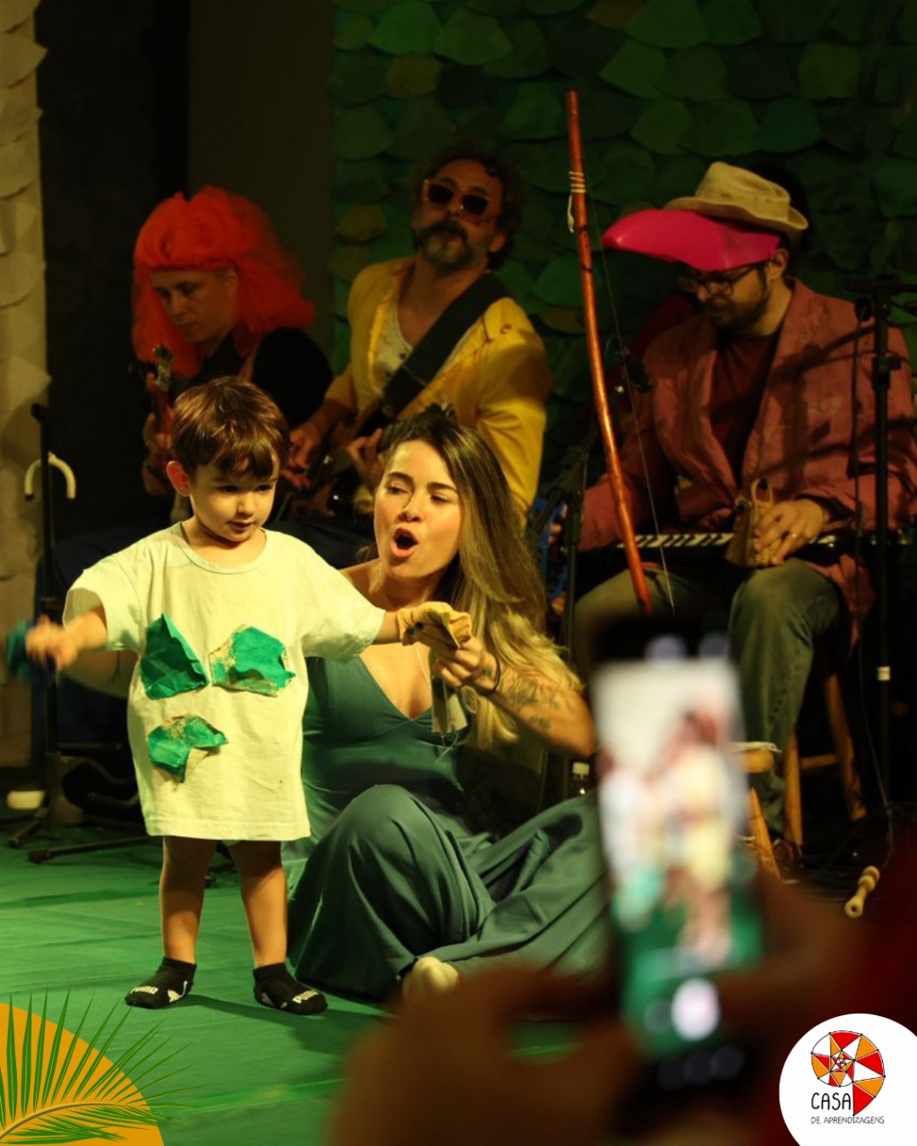 Educadores e crianças em roda de conversa