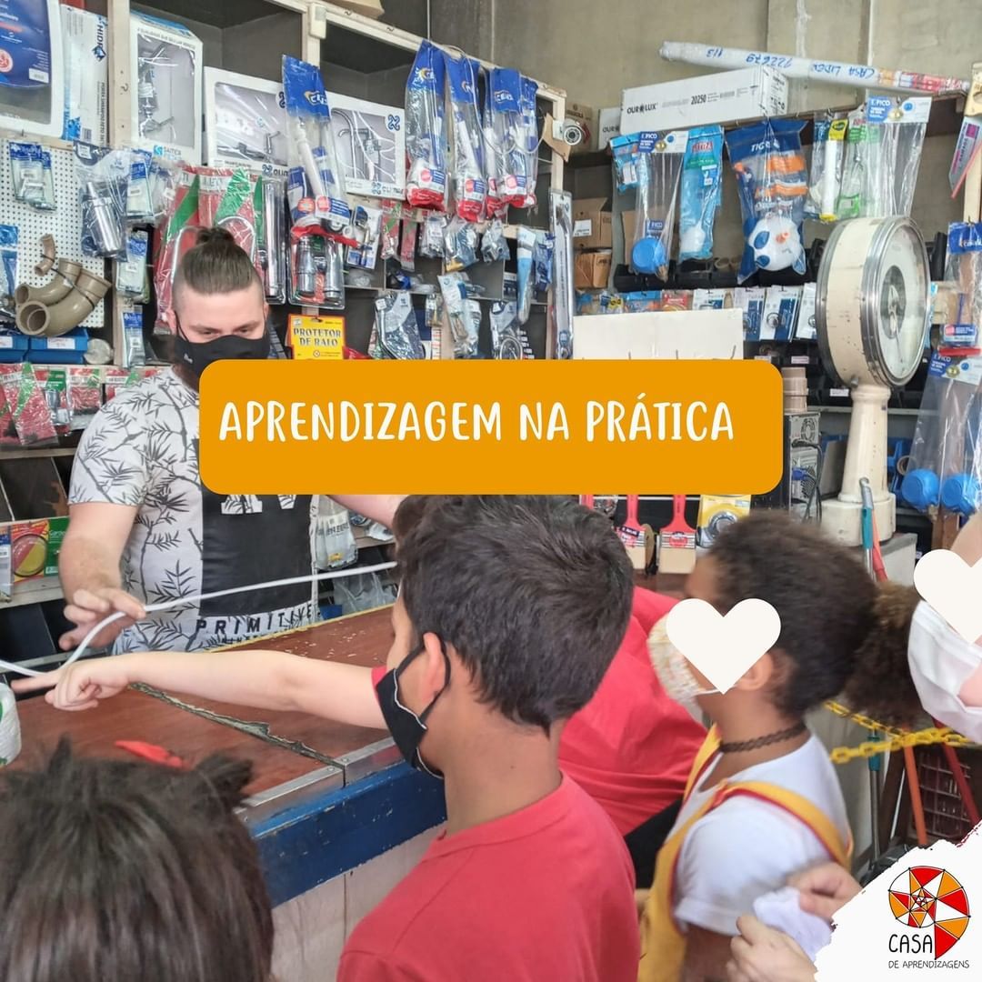 Crianças na loja de materiais