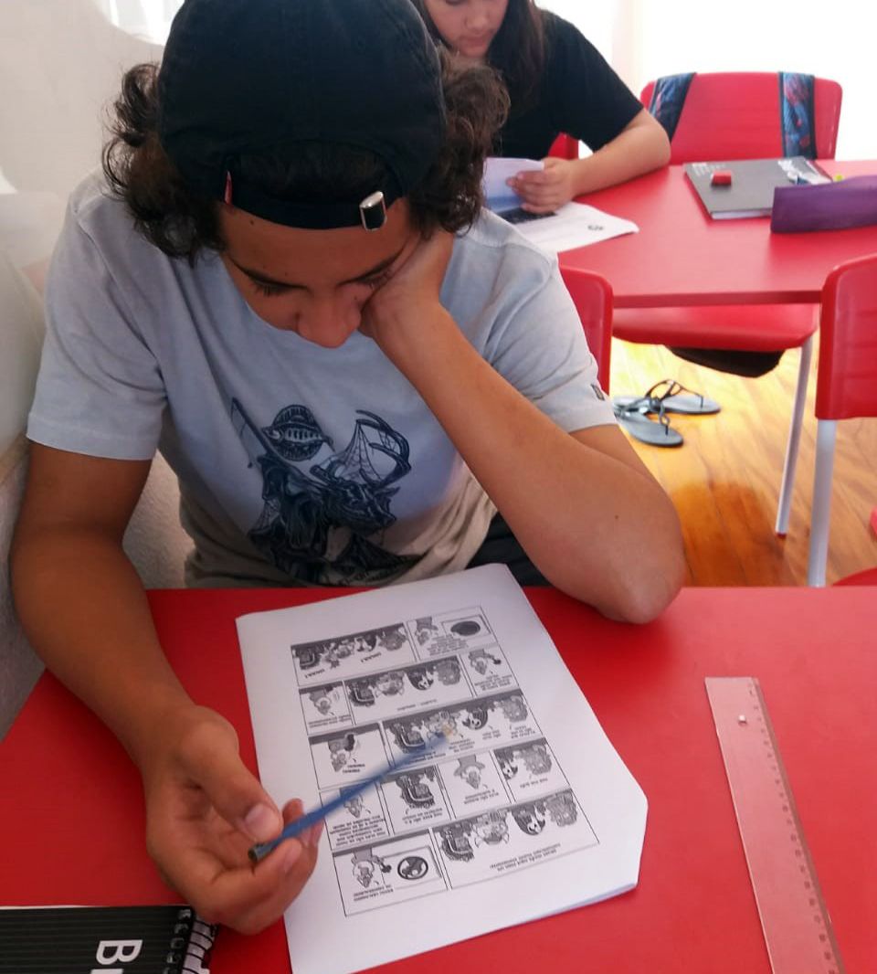 Crianças interagindo com livros