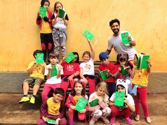 Crianças em roda de leitura