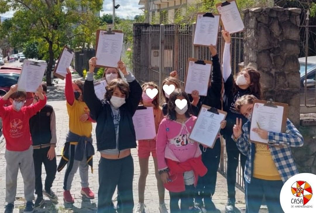 Estudantes pesquisando sobre trabalho