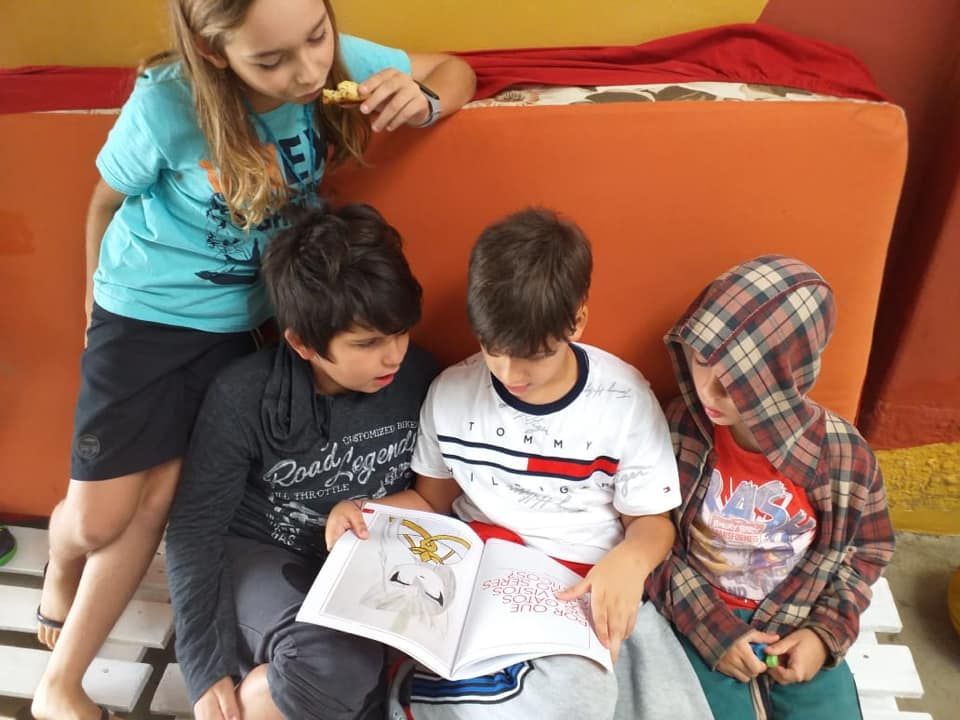 Aluno do Fundamental investigando