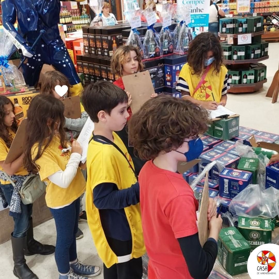 Crianças entrevistando trabalhadores